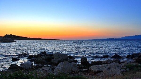 Vir: a guide to the island of red cliffs and tranquil beaches